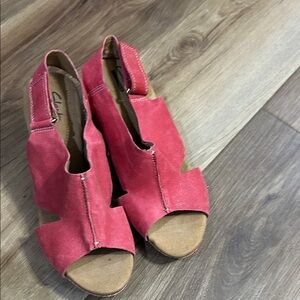 Clarks Women's red Suede Open-Toe Wedge Sandals size 9
